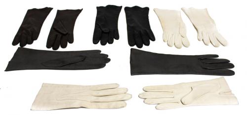 CINCO PARES DE GUANTES DE SEÑORA. MEDIADOS S.XX