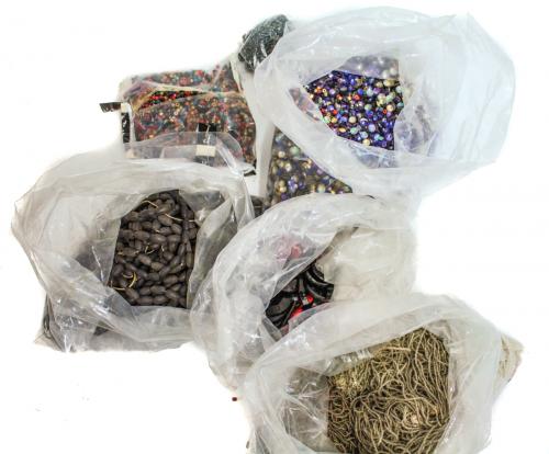 GRAN LOTE DE LENTEJUELAS Y PEDRERÍA
