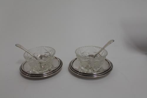 DOS PEQUEÑAS SALSERAS