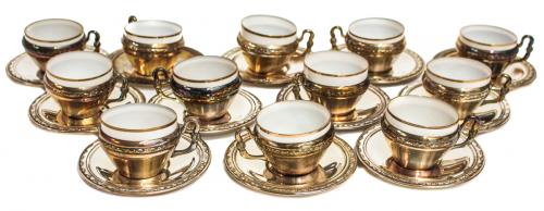 CONJUNTO DE 12 TAZAS EN METAL PLATEADO