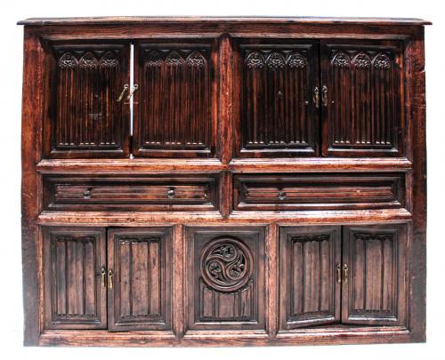 MUEBLE AUXILIAR DE ESTILO NEOGÓTICO