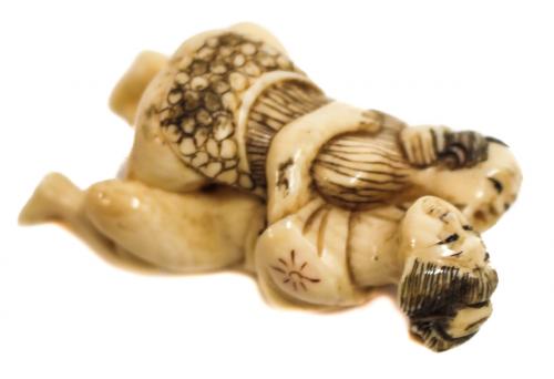 FIGURA ORIENTAL EN MARFIL