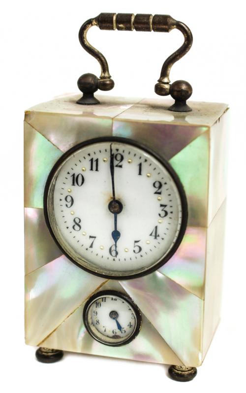 PEQUEÑO RELOJ DE VIAJE EN PLAQUÉ DE NÁCAR