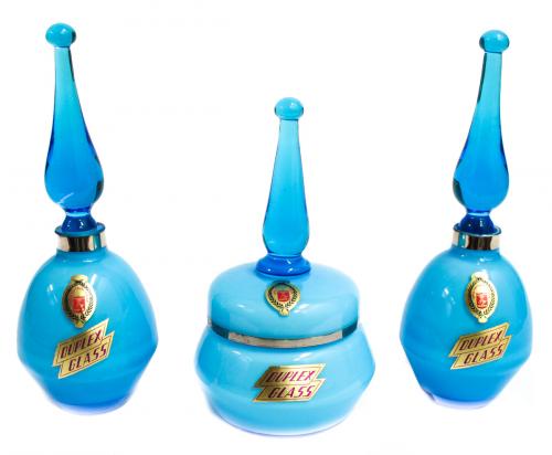 JUEGO DE TOCADOR EN CRISTAL DOBLADO. AÑOS 50