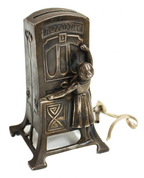 HUCHA INFANTIL MODERNISTA. CIRCA 1900