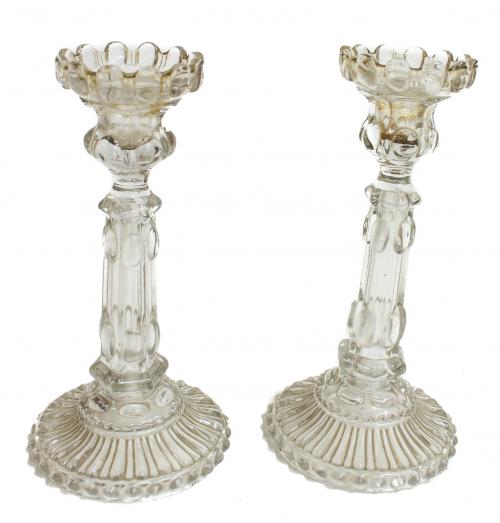 PAREJA DE CANDELEROS EN VIDRIO DE FLES. S.XIX