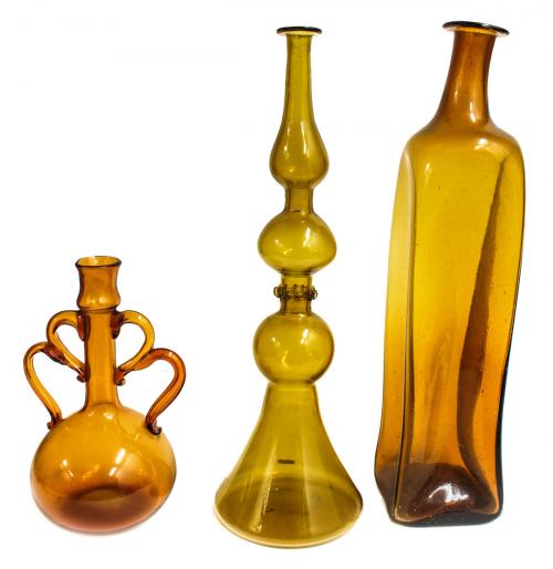 TRES BOTELLAS EN VIDRIO SOPLADO