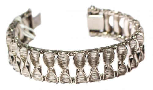 PULSERA SEMIRÍGIDA CON DECORACIÓN EN LAZO
