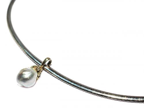 COLLAR LARGO SEMIRÍGIDO CON PERLA GRIS BARROCA