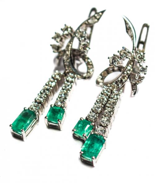 PENDIENTES LARGOS CON BRILLANTES Y ESMERALDAS