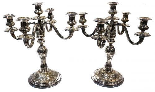 PAREJA DE CANDELABROS EN METAL
