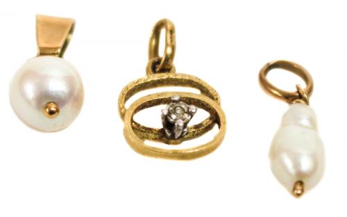 TRES PEQUEÑOS COLGANTES EN ORO AMARILLO