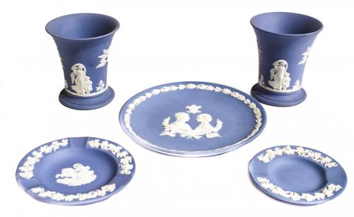 LOTE DE CINCO PIEZAS EN BISCUIT "WEGDWOOD"
