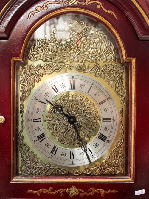 RELOJ DE PIE LACADO. MEDIADOS DEL SIGLO XX