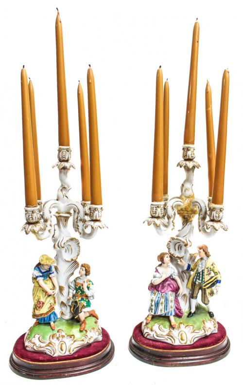 PAREJA DE CANDELABROS EN PORCELANA ALEMANA
