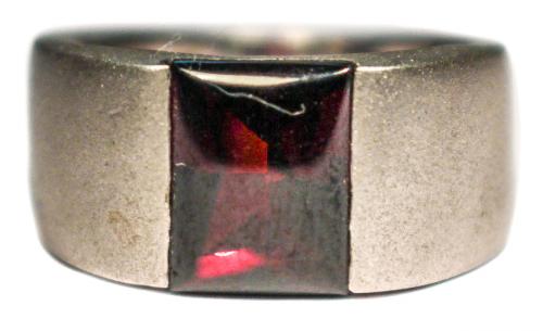 ANILLO CON GRANATE
