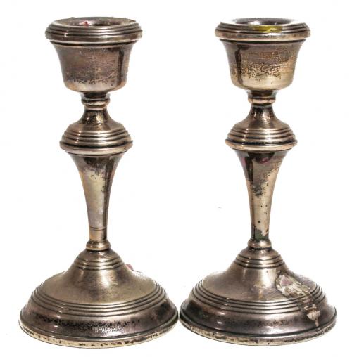 PAREJA DE CANDELEROS INGLESES