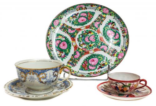 DOS TAZAS DE COLECCIÓN Y UN PLATO DE MACAO