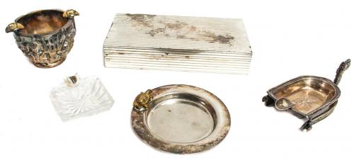 CAJA TABAQUERA Y CUATRO CENICEROS