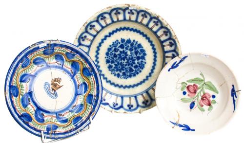 TRES PLATOS EN CERÁMICA DE MANISES