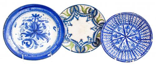 TRES PLATOS EN CERÁMICA DE MANISES
