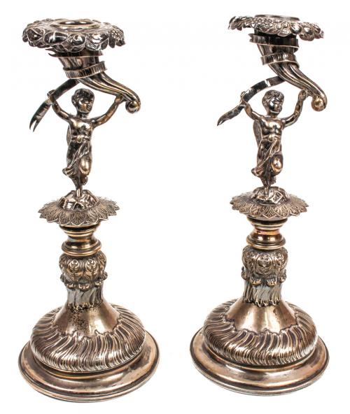 PAREJA DE CANDELEROS DE PPS. DEL S.XX
