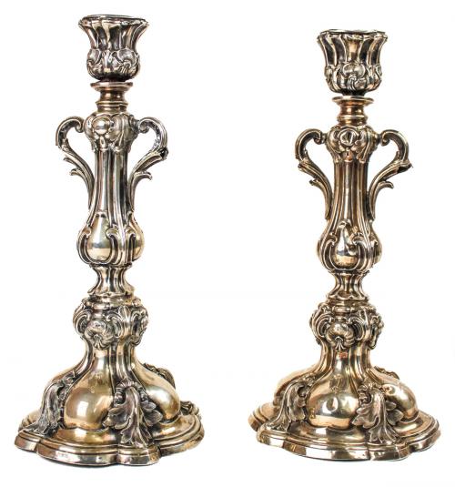 PAREJA DE CANDELEROS DE PLATA 