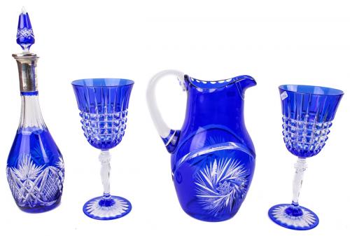 LOTE DE BOTELLA, JARRA Y DOS COPAS EN CRISTAL TALLADO