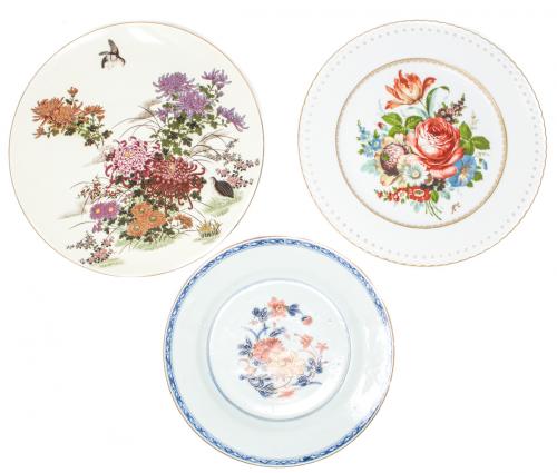 TRES PLATOS EN PORCELANA ORIENTAL