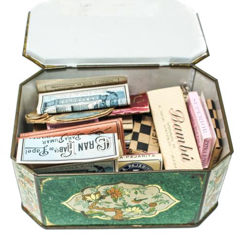 CAJA CON GRAN LOTE DE PAPELES PARA LIAR CIGARRILOOS