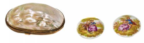 PEQUEÑO MONEDERITO Y DOS PLAQUITAS EN PORCELANA