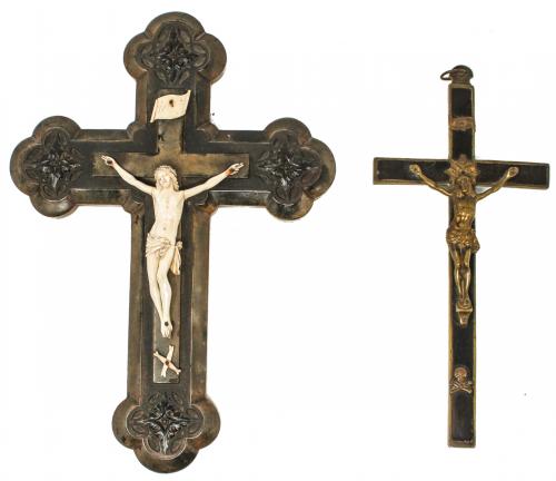 DOS CRUCIFIJOS DE MARFIL Y METAL