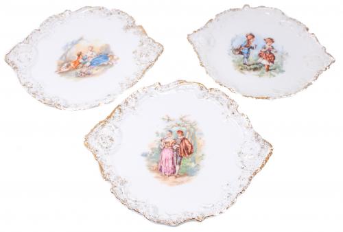 TRES PLATOS DE PORCELANA DE PRINCIPIOS DE S. XX