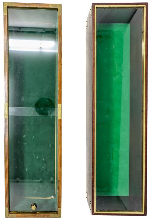 DOS PEQUEÑAS VITRINAS DE PARED