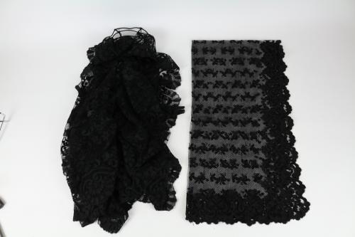 GRAN MANTILLA Y MANTILLA DEL SEGUNDO TERCIO DEL S.XX