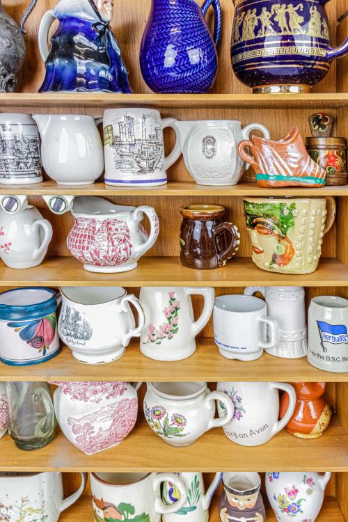 GRAN COLECCIÓN DE JARRITAS CON VITRINAS