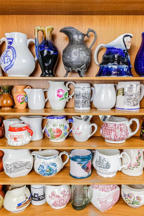 GRAN COLECCIÓN DE JARRITAS CON VITRINAS