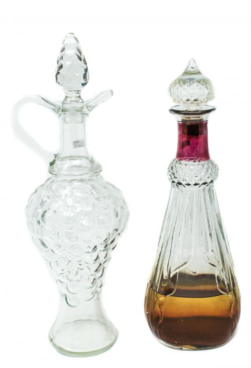 DOS BOTELLAS EN VIDRIO PRENSADO