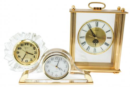 TRES RELOJES DE SOBREMESA "SEUKO"
