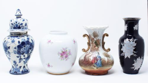 CUATRO JARRONES EN PORCELANA Y CERÁMICA