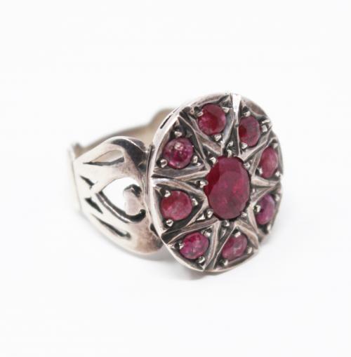 ANILLO CON RAÍZ DE RUBÍ