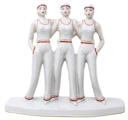 TRES JOVENES BAÑISTAS