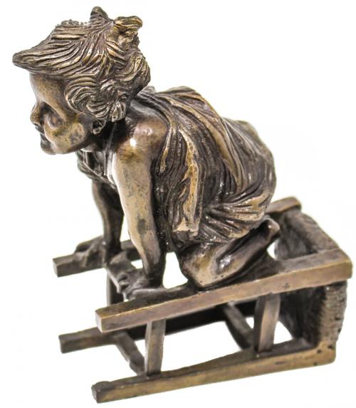 "NIÑA SOBRE SILLA"