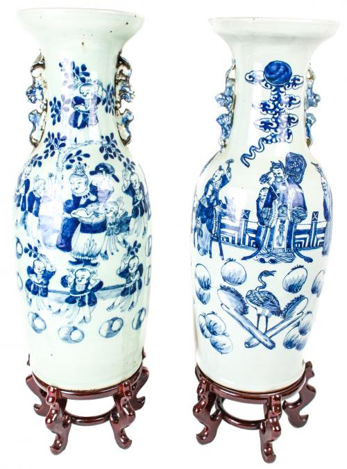 PAREJA DE JARRONES DE PORCELANA