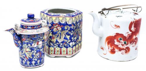 DOS TETERAS CHINAS EN PORCELANA