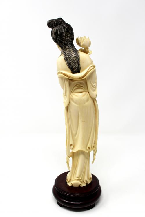 FIGURA CHINA EN MARFIL TALLADO