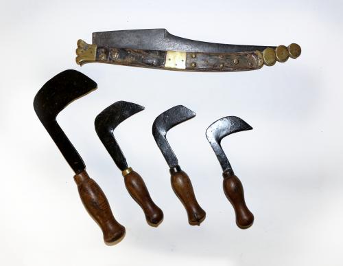 NAVAJA Y CUATRO UTILES DE LABRANZA