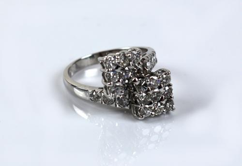 ANILLO CON BRILLANTES