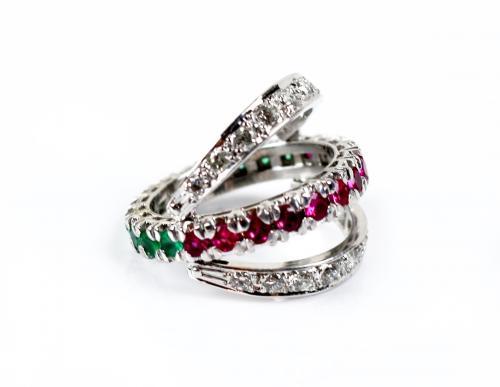 ANILLO CON EMERALDAS, BRILLANTES Y RUBÍES