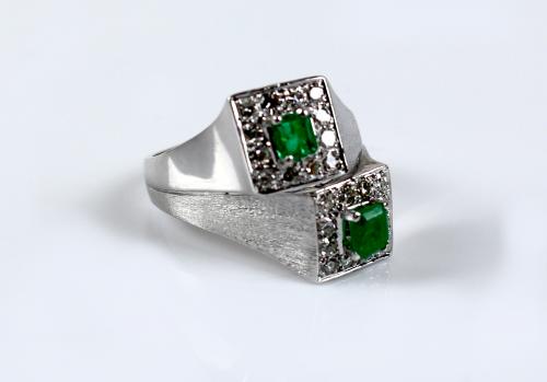 ANILLO CON DOBLE ROSETÓN CON ESMERALDAS Y BRILLANTES
